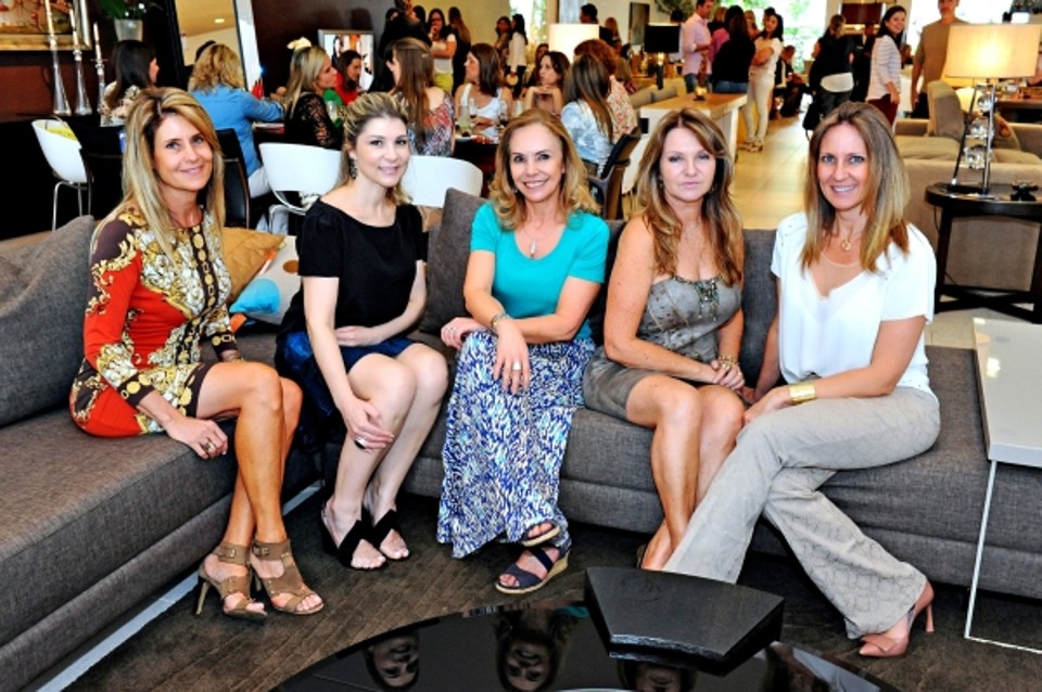 A empresária Sonia Elias (de azul, ao centro) ofereceu um concorrido brunch de Natal em sua loja Ton Sur Ton. Entre as convidadas estavam as arquitetas Cláudia Guérios e Cláudia Horta (nas pontas), a designer Luciana Baggio (de preto) e a decoradora Suely Ruon | Gerson Lima