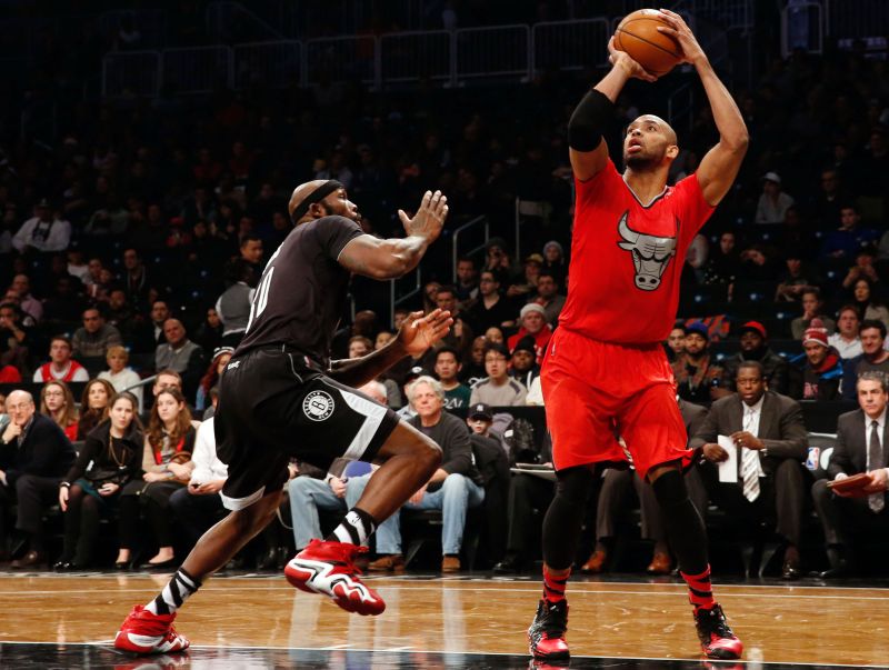 O cestinha da partida Taj Gibson, do Bulls, faz o arremesso marcado por Reggie Evans, do Nets | Anthony Gruppuso / USA Today Sports