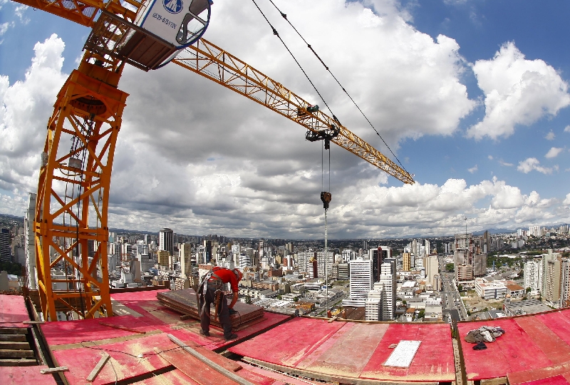 Prédio em contrução em Curitiba: o fôlego da alta parece estar no fim | Daniel Castellano/ Gazeta do Povo