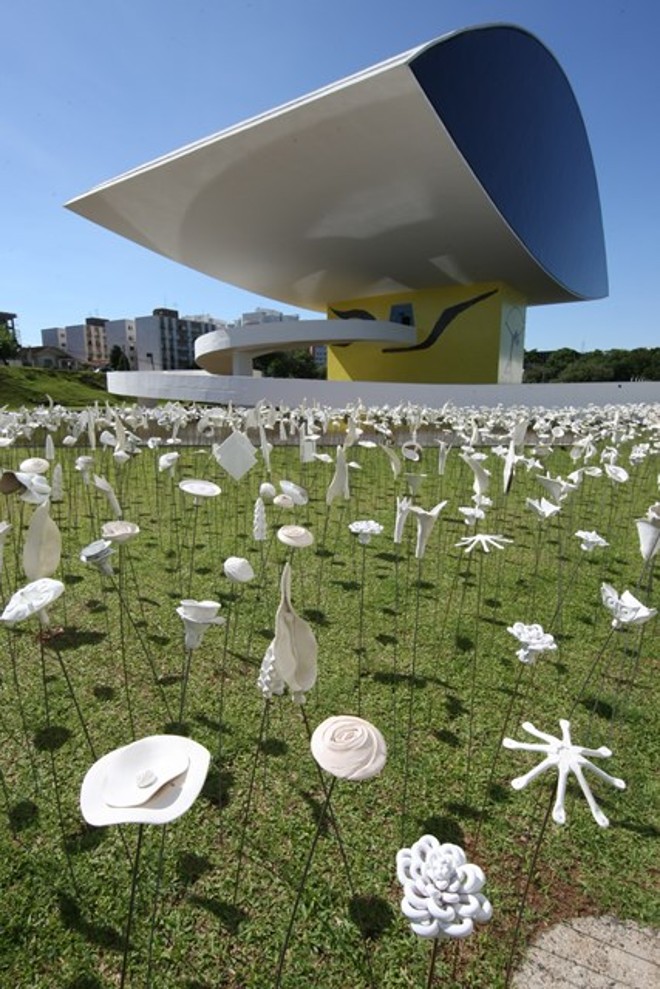 Mais de 4 mil flores de cerâmica brancas estão espalhadas pelo gramado |