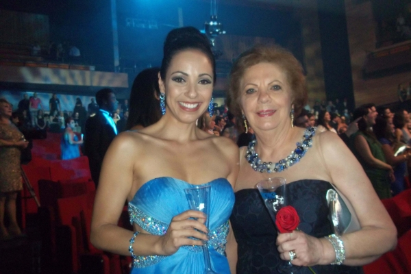 A atriz curitibana Dig Dutra, convidada para a gravação do Especial Roberto Carlos 40 anos da Globo, não teve dúvidas sobre a companhia escolhida: a mãe, Marilena Camargo Dutra, que viajou para o Rio especialmente para o show do Rei e ganhou uma rosa dele | Divulgação