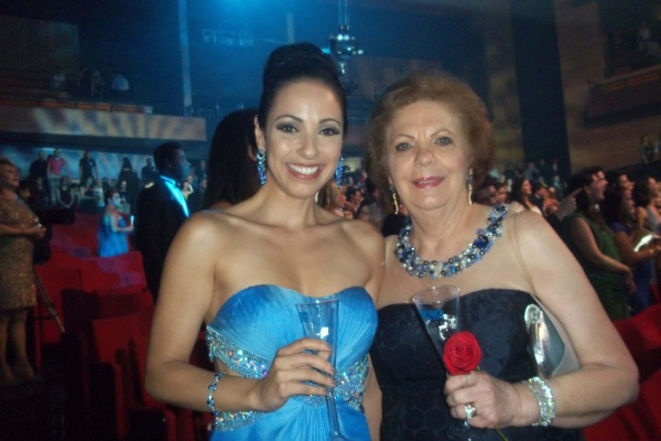 A atriz curitibana Dig Dutra, convidada para a gravação do Especial Roberto Carlos 40 anos da Globo, não teve dúvidas sobre a companhia escolhida: a mãe, Marilena Camargo Dutra, que viajou para o Rio especialmente para o show do Rei e ganhou uma rosa dele | Divulgação
