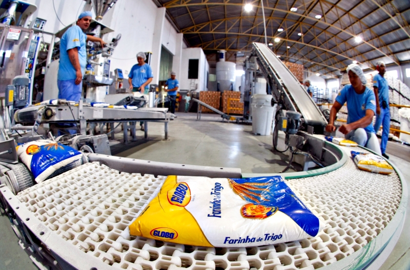 Área de produção do Moinho Globo: benefícios incluem transporte para consultas e exames médicos | Daniel Castellano/ Gazeta do Povo