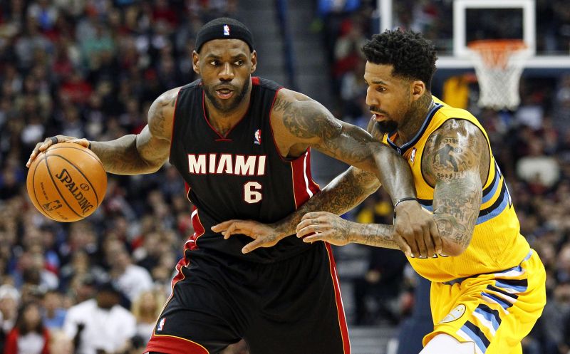 LeBron James protege a bola diante de Wilson Chandler | USA Today Sports - Isaiah J. Downing