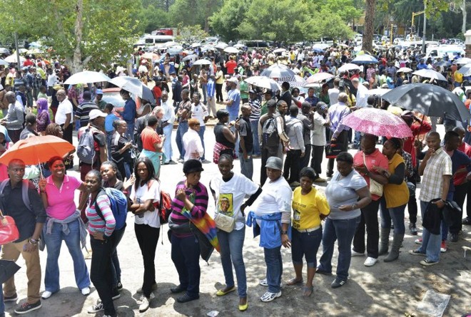 Fila para prestar homenagens a Mandela em Pretória | REUTERS/Mujahid Safodien
