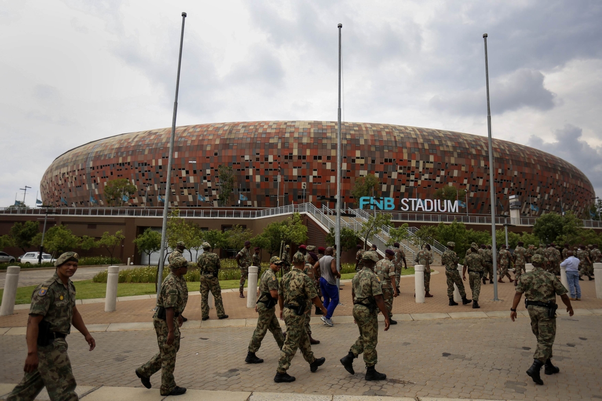Policiais da força de elite sul-africana chegam ao estádio onde haverá, na terça-feira (10), uma homenagem a Nelson Mandela | Reuters/Siphiwe Sibeko