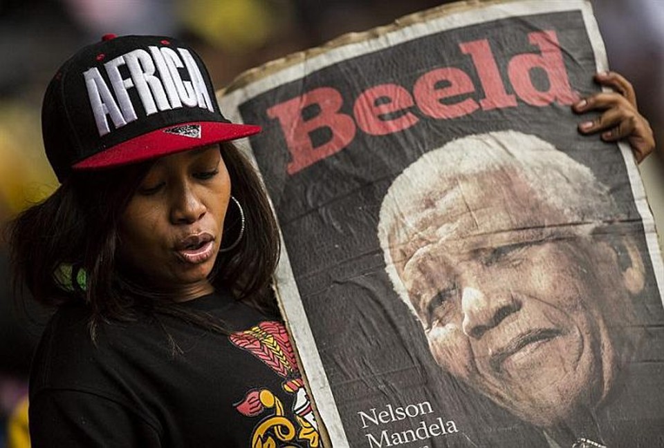 Sul-africana presta homenagem a Nelson Mandela no enterro do líder em Johannesburgo | EFE