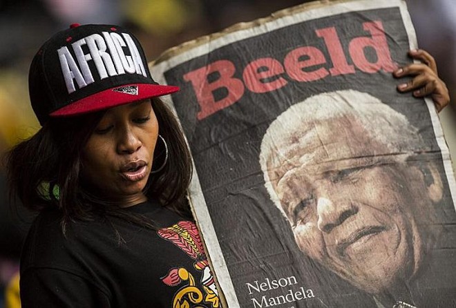 Sul-africana presta homenagem a Nelson Mandela no enterro do líder em Johannesburgo | EFE