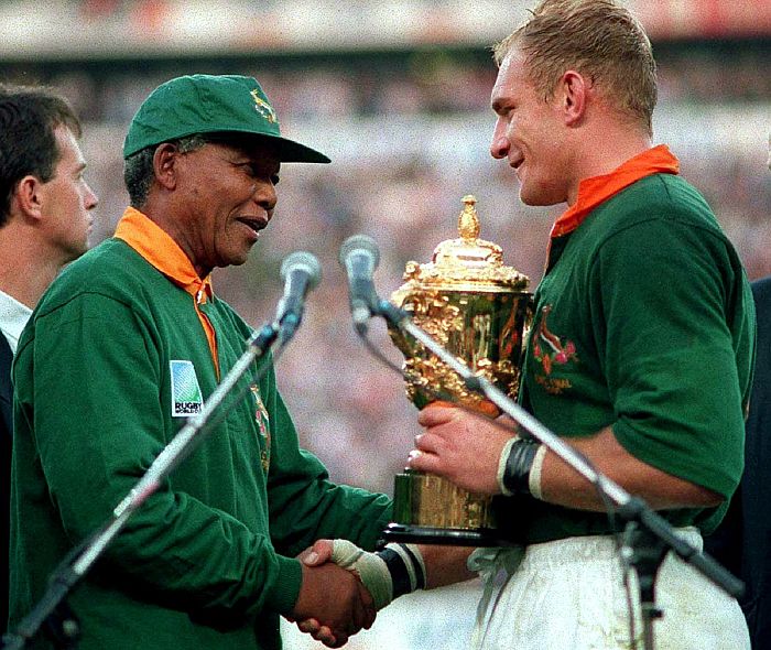 Nelson Mandela cumprimenta o capitão da seleção sul-africana, campeã da Copa do Mundo de rúgbi em 1995: líder usou o esporte para unir o país | Reuters