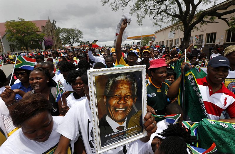 Em Mthatha, como em outras partes do país, sul-africanos foram às ruas para homenagear Mandela | REUTERS/Yannis Behrakis