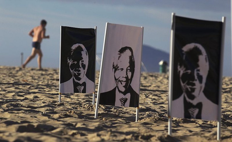 A ONG Rio da Paz fez uma homenagem a Mandela na Praia de Copacabana, colocando banners com imagens do líder sul-africano em tons de branco e preto | REUTERS/Pilar Olivares