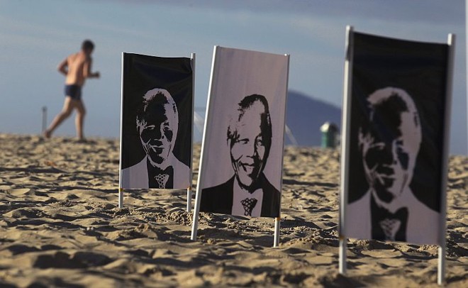 A ONG Rio da Paz fez uma homenagem a Mandela na Praia de Copacabana, colocando banners com imagens do líder sul-africano em tons de branco e preto | REUTERS/Pilar Olivares