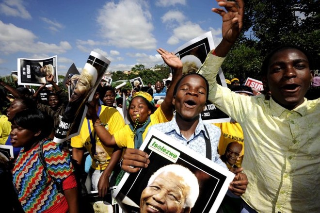 Sul-africanos cantam e dançam em homenagem a Mandela enquanto aguardam a oportunidade de participar do velório | REUTERS/Reinhardt Hartzenberg/GCIS/Handout via Reuters