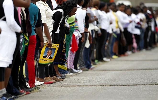 Milhares de pessoas aguardaram em fila para se despedir de Mandela | REUTERS/Siphiwe Sibeko