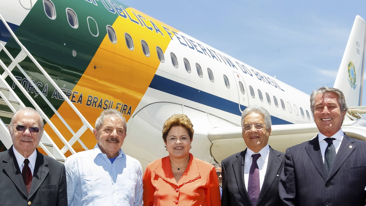 Dilma (ao centro) partiu para Johanesburgo com seus antecessores Luiz Inácio Lula da Silva (à dir. de Dilma), Fernando Henrique Cardoso (à esq. de Dilma), Fernando Collor de Mello (à dir.) e José Sarney (à esq.) | Reuters/Roberto Stuckert Filho/Presidência da República/Divulgação