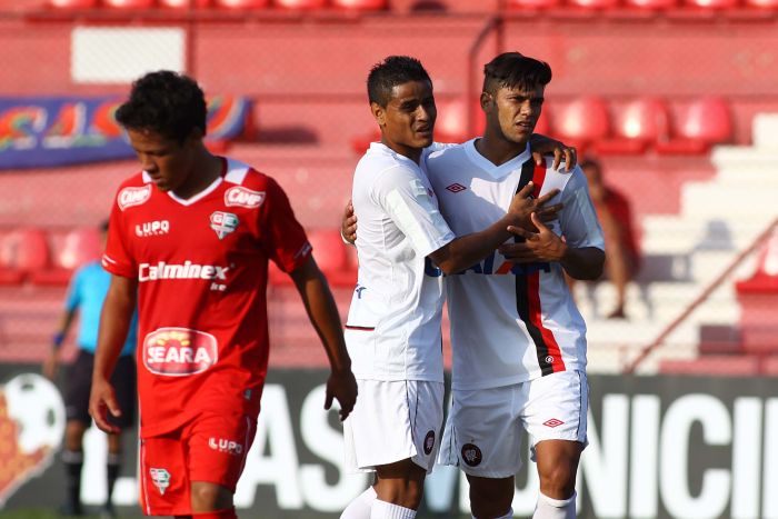 Ao lado do meia Everton, que também já deixou o Atlético, o atacante Ciro comemora o gol em amistoso contra o Osasco, em maio de 2013 | Marcos Bezerra - Futura Press - Folhapress