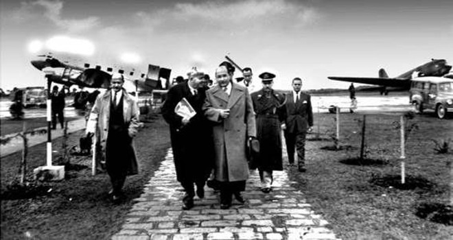 O governador Moisés Lupion recebe o embaixador da Espanha, que veio assistir ao jogo da seleção do seu país contra o time dos Estados Unidos. Foto de 23 de junho de 1950 |