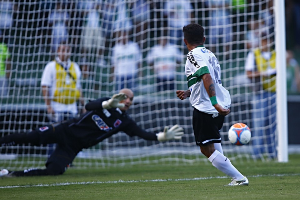 Após defesa de Marcos no pênalti batido por Keirrison, Thiago Primão pega o rebote e fecha a vitória alviverde no primeiro clássico de 2014 | Felipe Rosa/ Tribuna