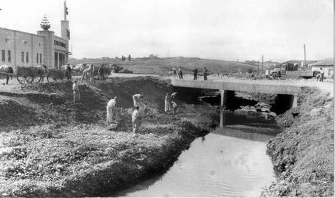 Operários limpando o Rio Belém, na frente do Ferroviário junho de 1950 |