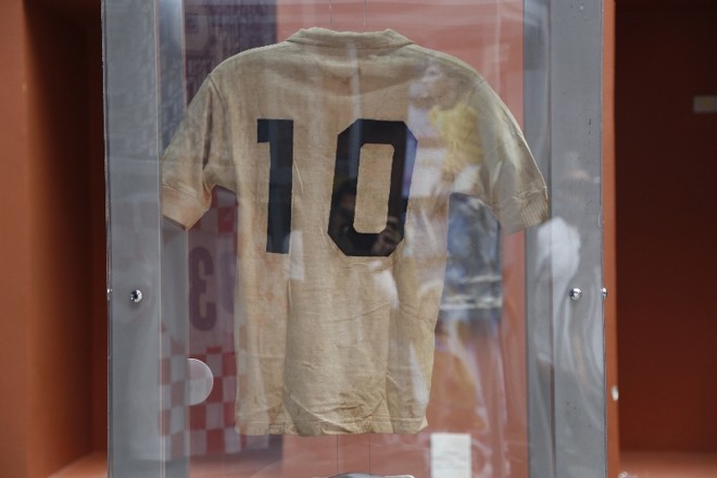 Camisa de Pelé no Santos dos anos 1960 |