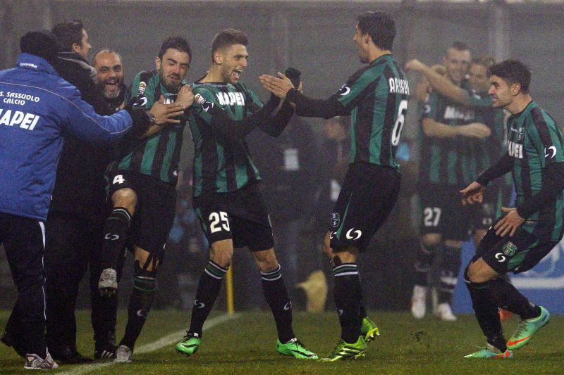 Domenico Berardi (camisa 25) comemora um de seus quatro gols na vitória do Sassuolo sobre o Milan por 4 a 3. | Alessandro Garofalo / Reuters