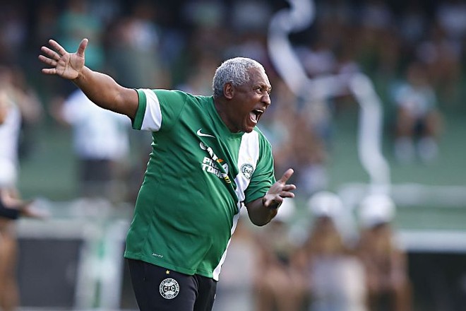Técnico Zé Carlos orienta o Coritiba no clássico com o Paraná |