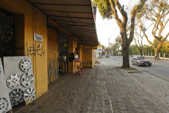 Mesmo na região central, a Mateus Leme tem vários exemplos de pequenos comércios de bairro |