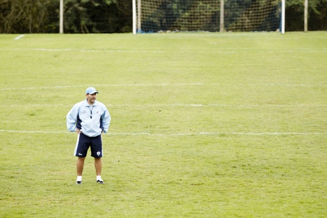 Cláudio Tencati, técnico do Londrina: mata-mata diminui a diferença técnica entre pequenos e grandes do futebol paranaense | Roberto Custodio/ Jornal de Londrina