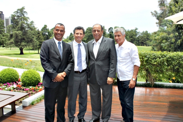 Cafu, Carlos Alberto Torres e Clodoaldo com o diretor de futebol profissional do Ministério do Esporte, Ricardo Gomyde, após o almoço de ontem no restaurante do Golfe Graciosa Country Club | Lucas Cavalcante