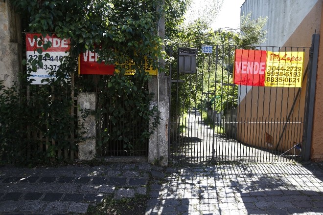 Vários imóveis da rua estão para alugar ou vender |