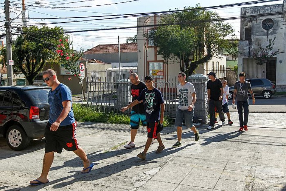 Torcedores indiciados pela briga em Joinville chegam à Demafe duas horas do jogo do Atlético | Bruno Covello / Gazeta do Povo