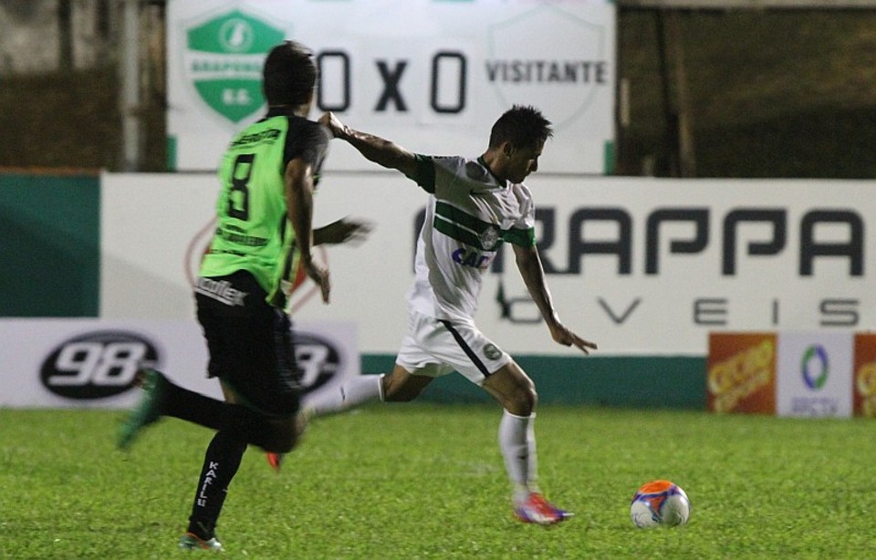 Dudu arrisca finalização. Coxa segue sem vencer com seu time B no Paranaense | Divulgação / Coritiba