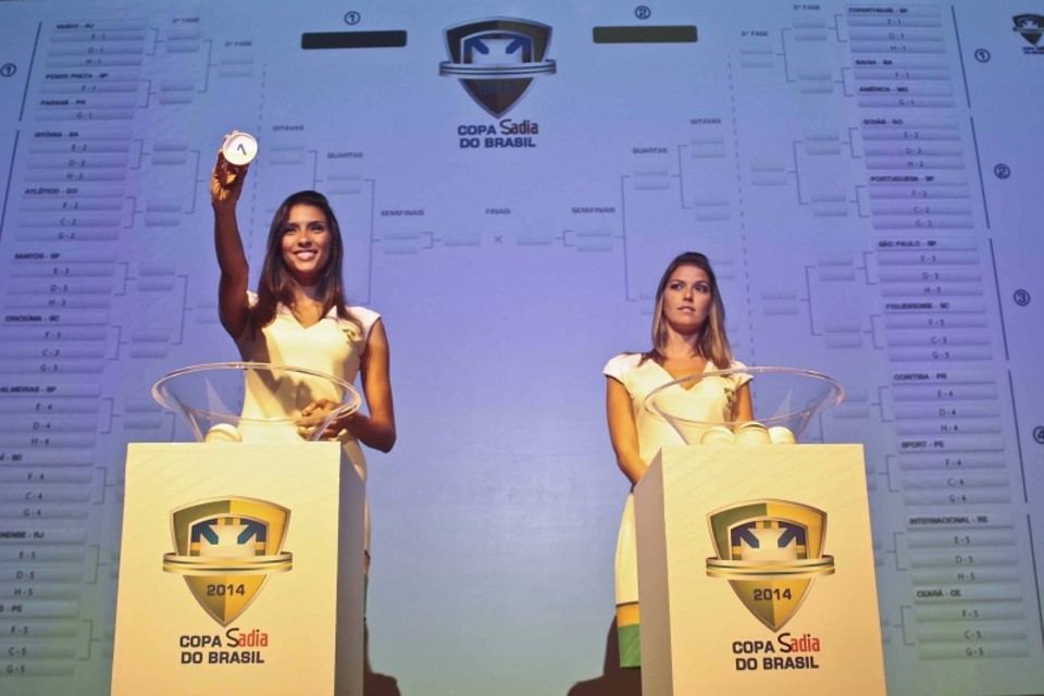 A sorte foi lançada na Copa do Brasil Modelos ajudaram no sorteio organizado pela CBF, ontem, no Rio de Janeiro: times paranaenses buscam o primeiro título da Copa do Brasil | Ariel Subirá/ Futura Press/ Folhapress