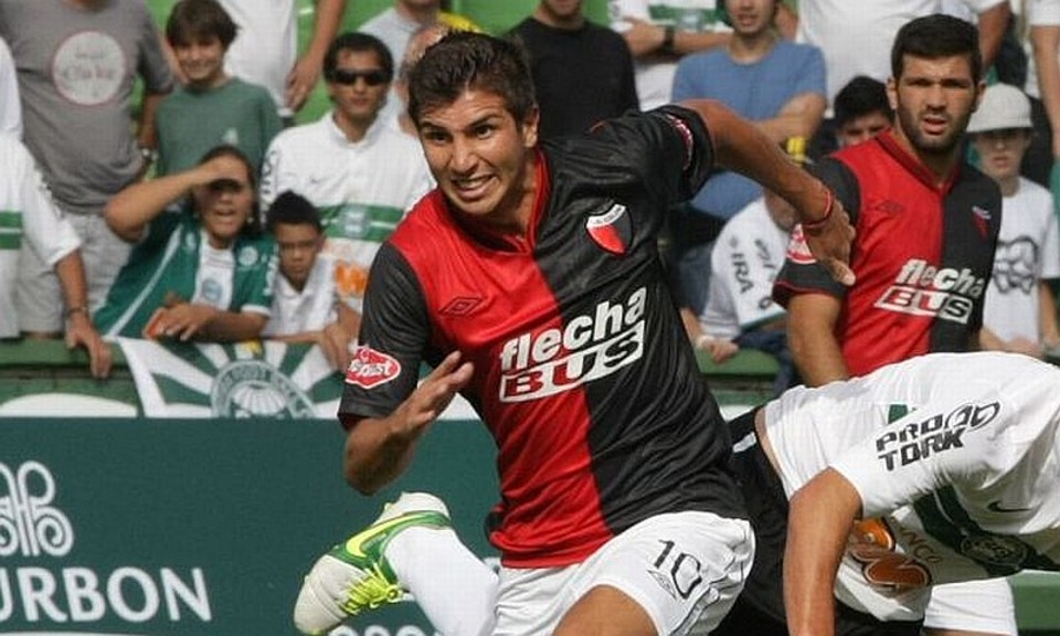 Alvo de Atlético e agora do Flamengo, Lucas Mugni enfrentou o Coritiba no amistoso de reestreia de Alex, em 2013 | Ivonaldo Alexandre / Agência de Notícias Gazeta do Povo