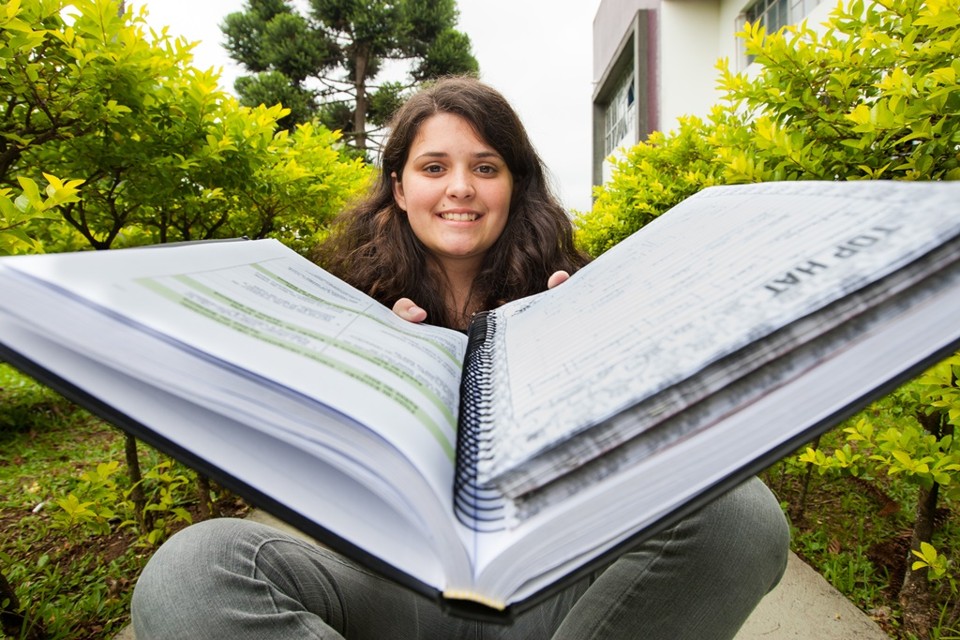 Caroline Pereira Hoegen, 18 anos, compartilha anotações, livros e artigos pelo Passei Direto. | Brunno Covello / Gazeta do Povo