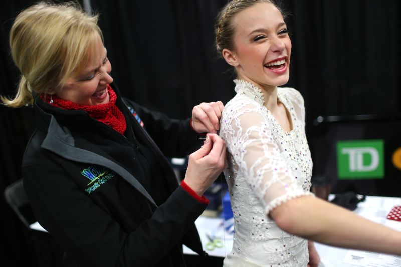 Barb Fritz remenda vestido de Alyssa McDougal no campeonato americano | Chang W. Lee/The New York Times