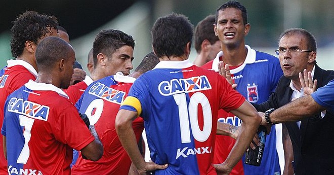 Técnico Milton Mendes orienta o Paraná na parada técnica no clássico com o Coritiba |