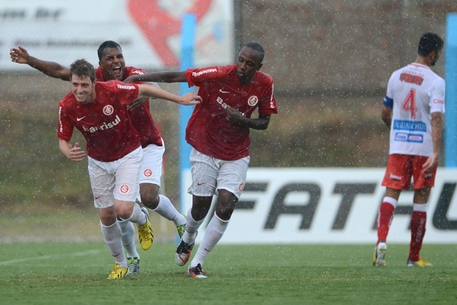 O jovem Aylon comemora o gol marcado pelo Inter contra o São Luiz | Edu Andrade / FatoPress / Folhapress