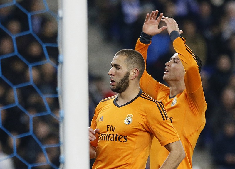 Benzema comemora com Cristiano Ronaldo o único gol do Real sobre o Espanyol | Gustau Nacarino / Reuters