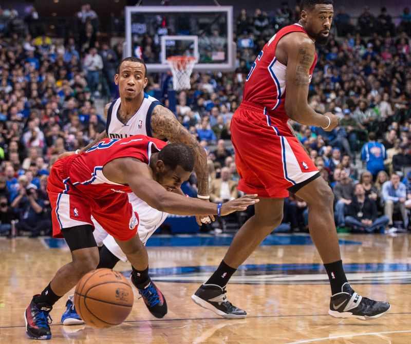 Chris Paul (3) machucou o ombro após choque com Monta Ellis (11) | USA Today Sports - Jerome Miron