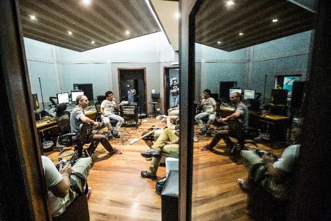 O produtor segue uma máxima que ouviu do baterista nigeriano Tony Allen: 