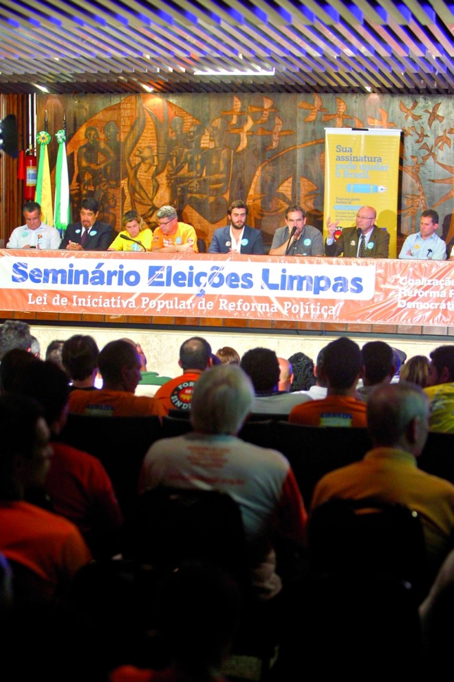 Movimento Eleições Limpas se articula e coleta assinaturas para uma nova proposta ao sistema eleitoral | 