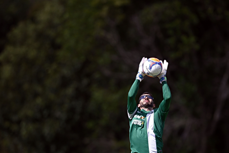 Vanderlei utiliza os óculos especiais na pré-temporada alviverde em Foz do Iguaçu | Felipe Rosa/ Gazeta do Povo