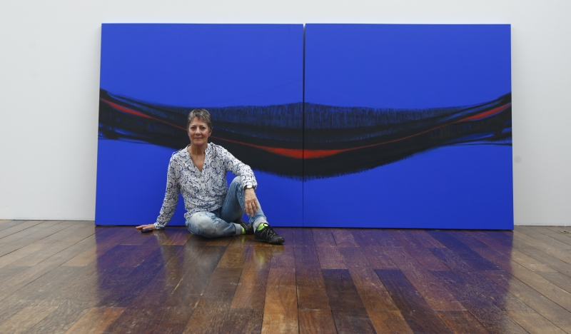 Mazé Mendes com um de seus trabalhos mais recentes, no Sesc Paço da Liberdade | Daniel Castellano/Gazeta do Povo