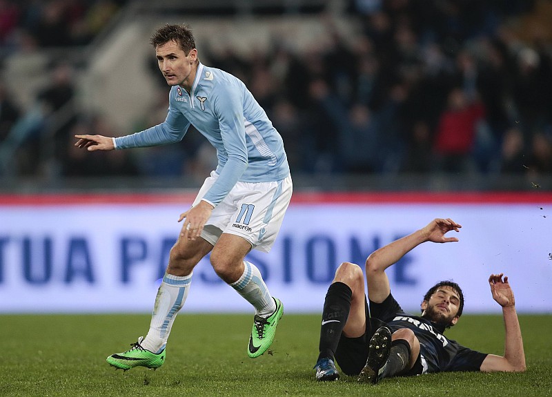 Klose comemora o único gol da Lazio na vitória sobre a Inter | Tony Gentile / Reuters