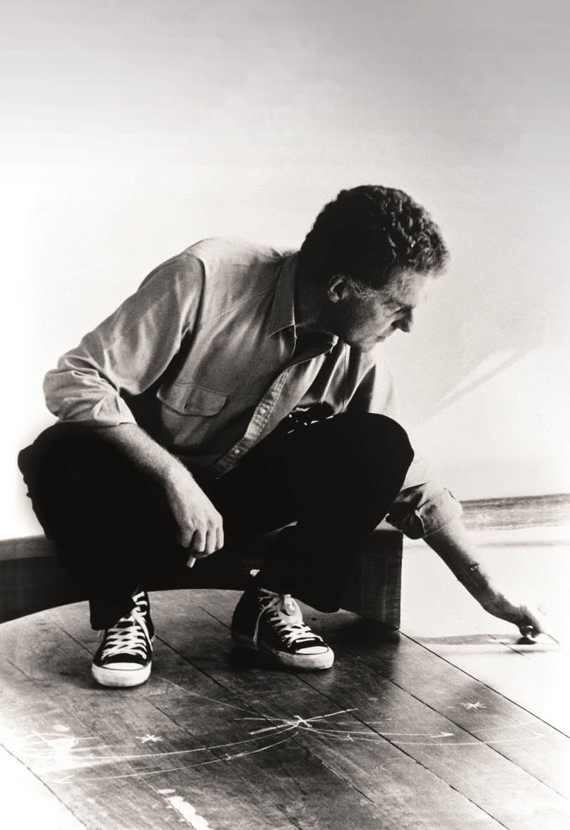 Helio desenha, concentrado: vida de arte | Casa da Palavra/Divulgação