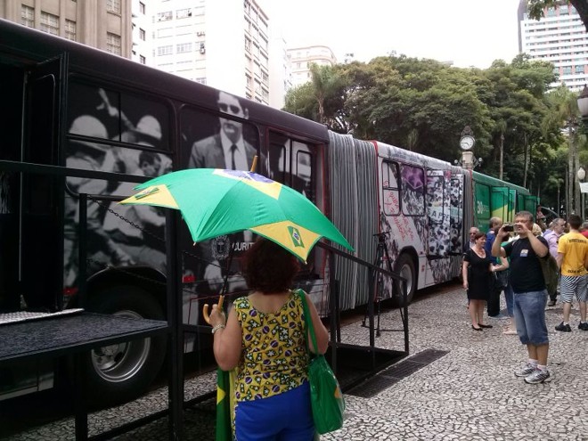 Exposição foi montada num biarticulado na Boca Maldita, no Centro da cidade |