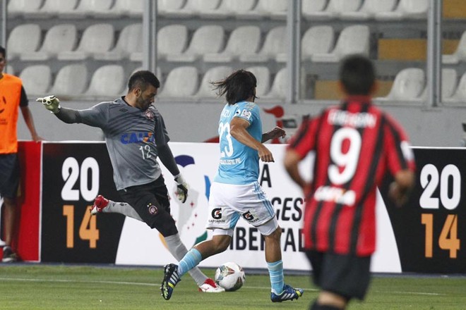 Weverton afasta o perigo em lance de ataque do Sporting Cristal |