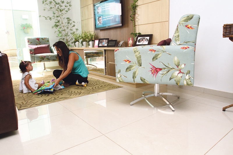 Pensando na praticidade, Rogéria Spadim Soares escolheu três tipos diferentes de pisos para a casa | Gilberto Abelha/ Jornal de Londrina