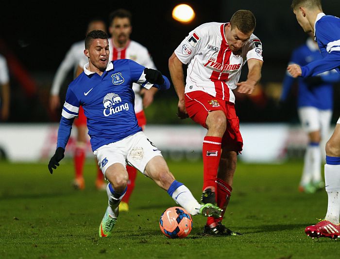 Fratura na perna esquerda tira o volante costarriquenho Bryan Oviedo da Copa | Eddie Keogh / Reuteres